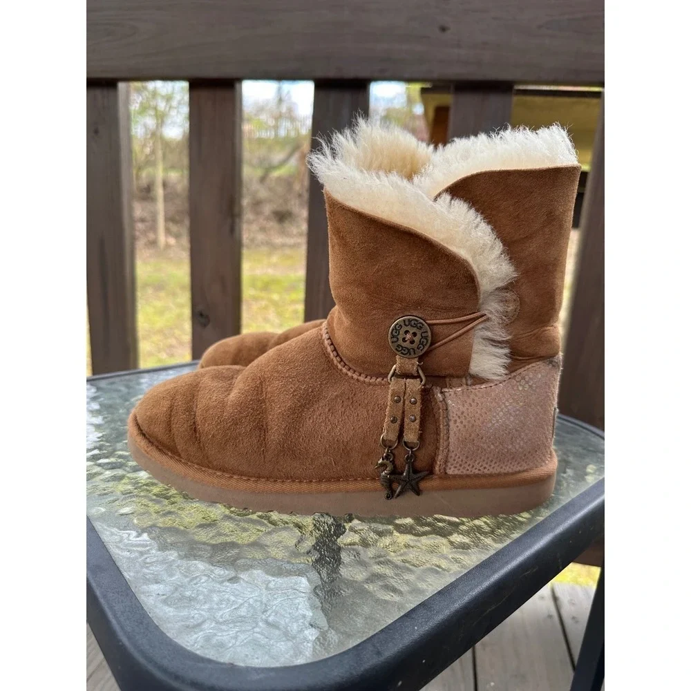 UGG Australia Bailey Charm Suede Leather Coastal Charms‎ Womens Size 6